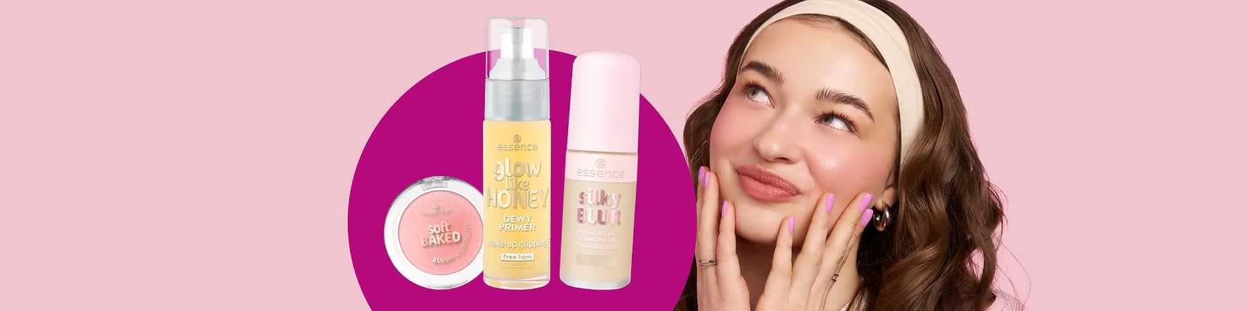 Slika koja prikazuje četiri kozmetička proizvoda marke essence na ružičastoj pozadini