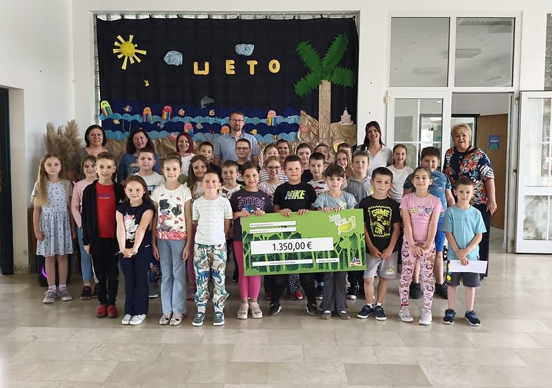 Slika koja prikazuje grupu djece i odgajatelja u školi s velikim iznosom donacije 1.350,00 €