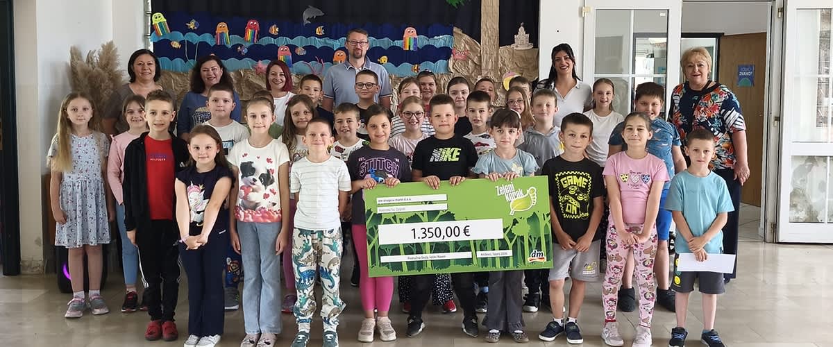 Slika koja prikazuje grupu djece i odgajatelja u školi s velikim iznosom donacije 1.350,00 €