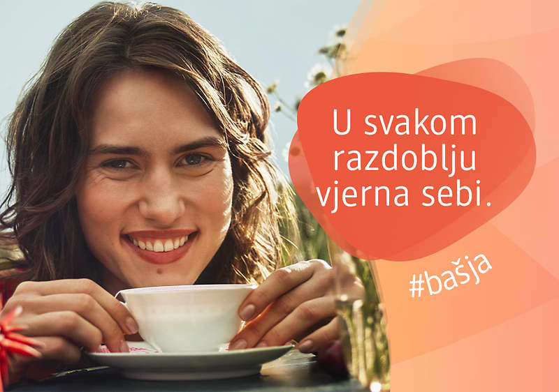 Slika koja prikazuje ženu koja pije čaj s natpisom U svakom razdoblju vjerna sebi #bašja
