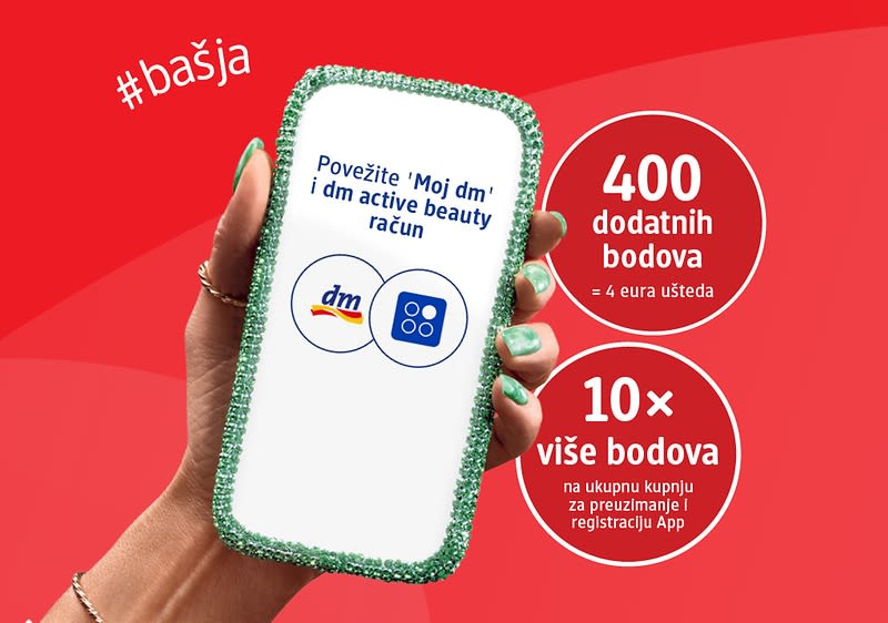 Slika koja prikazuje ruku koja drži mobitel s tekstom o povezivanju 'Moi dm' računa i ponudom bodova