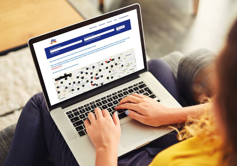 Žena koja na se na laptopu informira o ponudi posla u dm-u