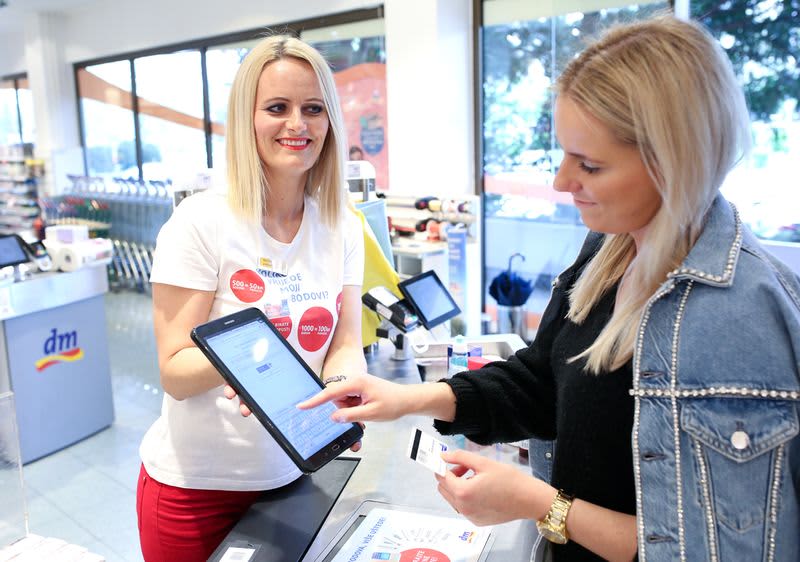 Kupac na dm blagajni koristi svoje bodove dm active beauty.