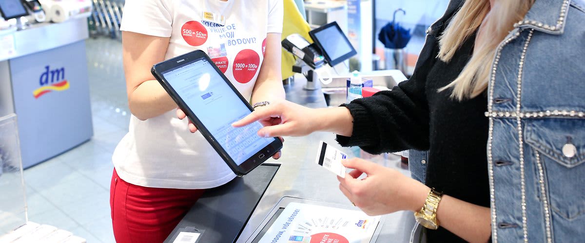 Kupac na dm blagajni koristi svoje bodove dm active beauty.