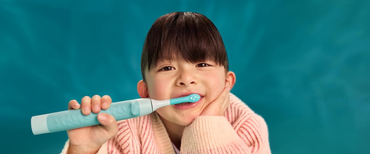 Djevojčica pere zube Philips sonicare kids električnom četkicom