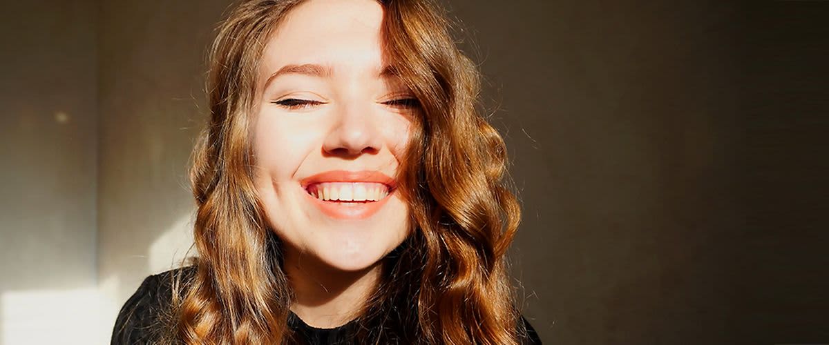 djevojka koja se smije