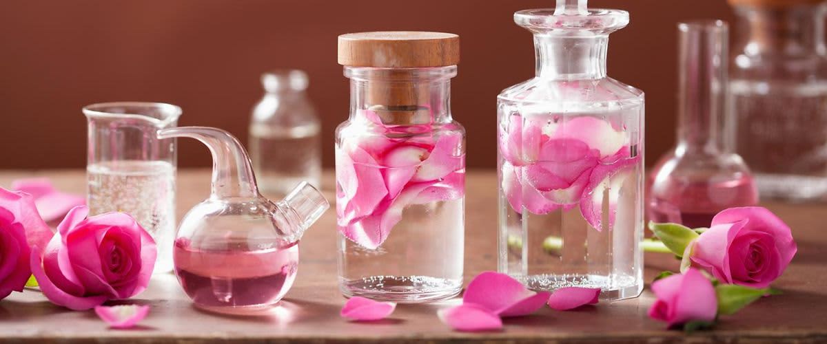 Raznolike bočice s mirisima na stolu