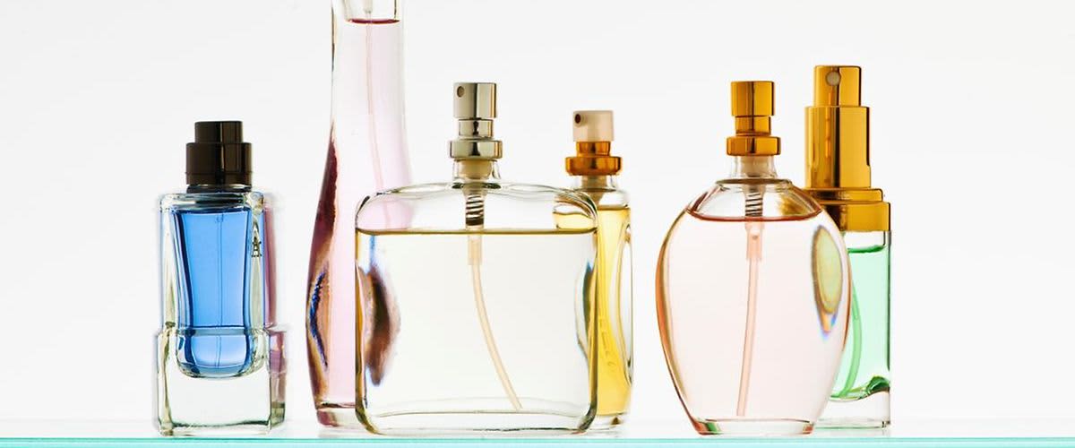 Raznolike bočice s mirisima na stolu