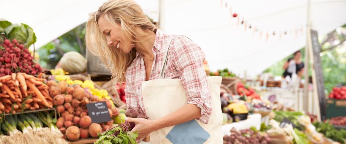 žena koja bira namirnice na tržnici