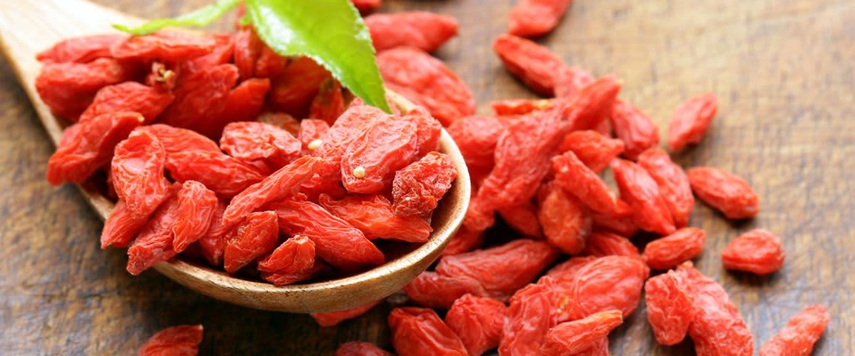 goji bobice na drvenom stolu