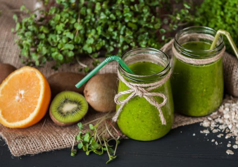 zeleni smoothie i zeleno voće kivi, zelena jabuka...