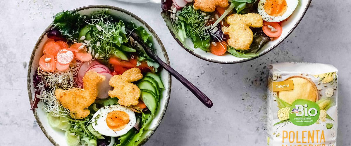 Proljetna salata s pečenim kriškama palente 