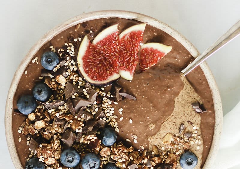 Čokoladna zdjela sa granolom od badema i meda