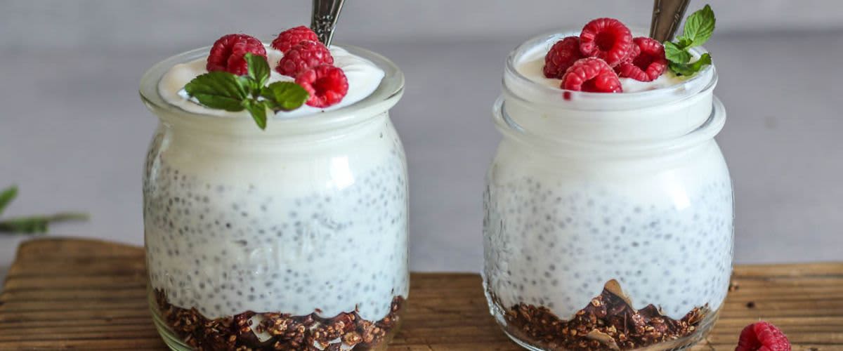 Čokoladna zdjela sa granolom od badema i meda