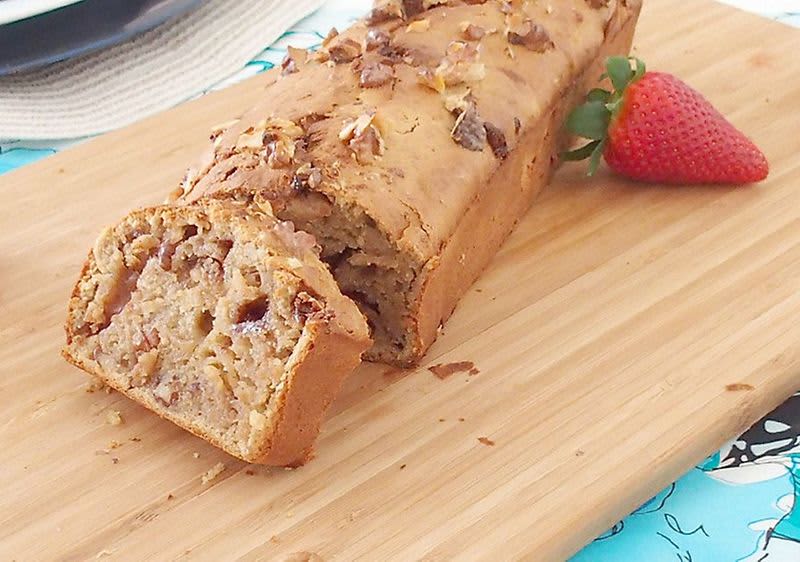 Kruh s bananama s pastom od kikirikija i čokoladom