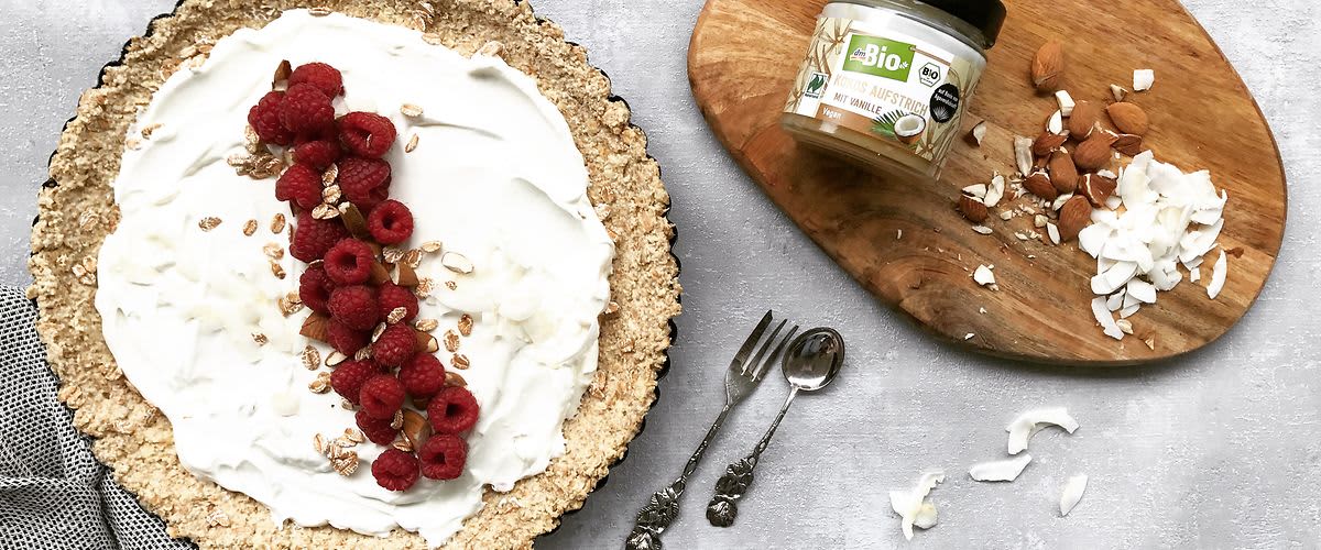 Tart od zobenih pahuljica i malina s kremom od kokosa i vanilije