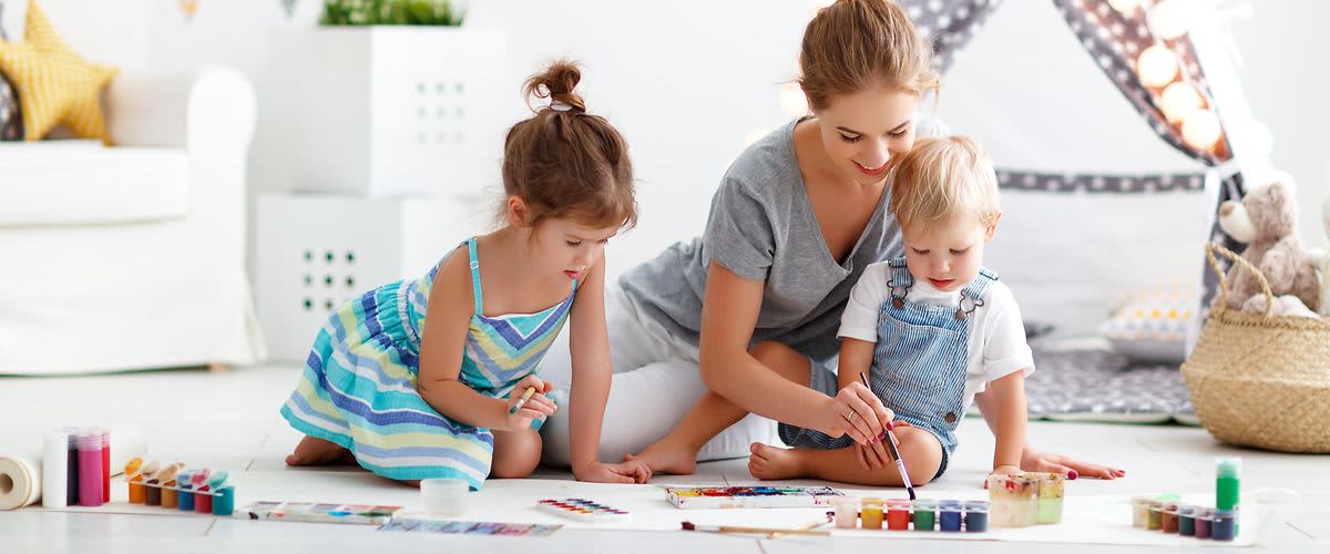 Mama slika sa svojim djecom