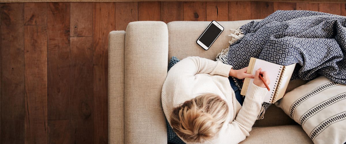 Žena sjedi na naslonjaču u dnevnom boravku