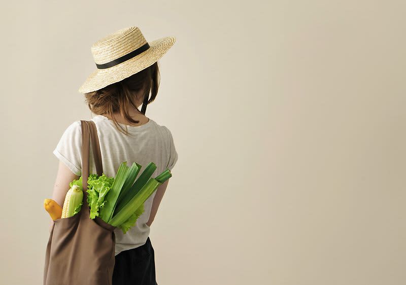 Gospođa s torbom za kupovinu