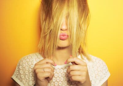 Djevojka koja proučava stanje svoje kose