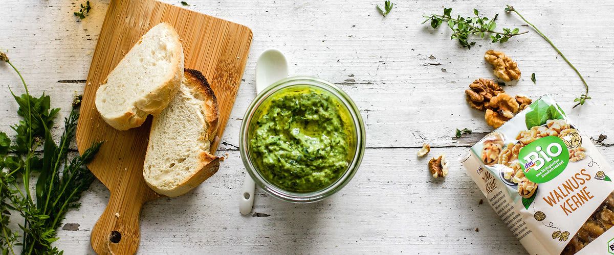 Domaći pesto s divljim biljkama i orasima  