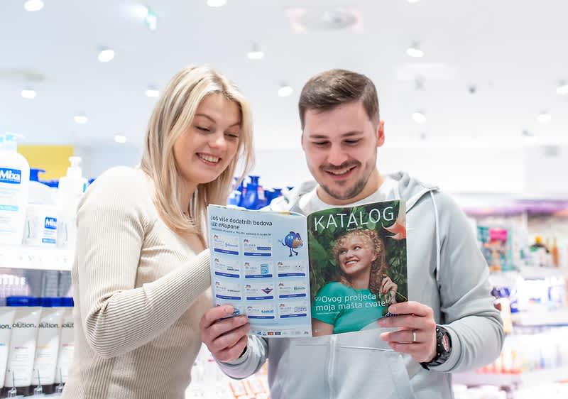 Dvije žene kupuju u dm-u i pročavaju dm katalog.