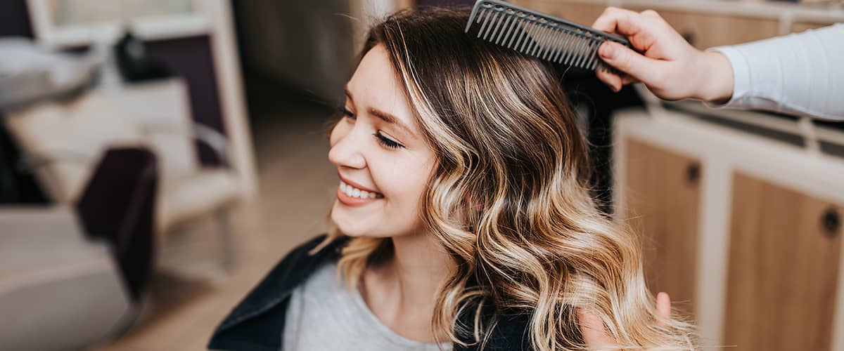 Djevojka blistave kose u frizerskom salonu