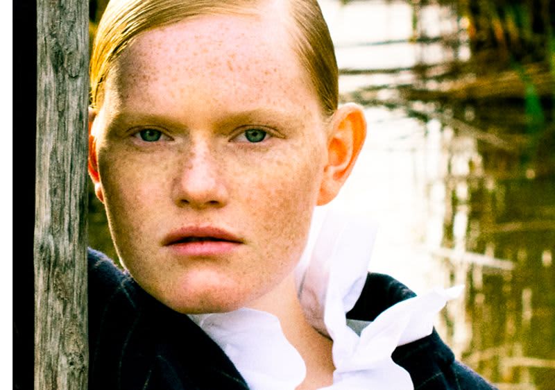 Žena s plavom kosom i pjegicama po licu