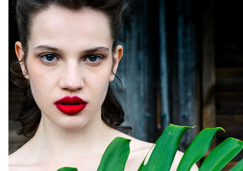 Žena s crvenim ružem za usne