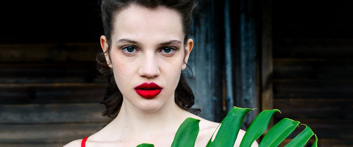 Žena s crvenim ružem za usne 