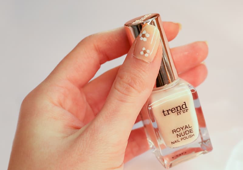 Razigrani cvjetni dizajn noktiju