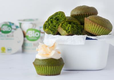 Slatki zeleni pirovi muffini s kokosovim jogurtom