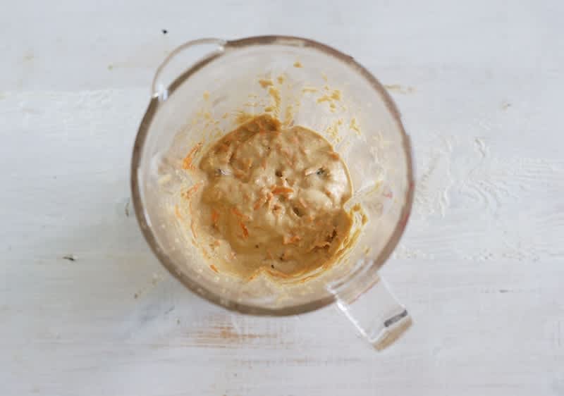 Sve sastojke, osim mrkve, oraha i grožđica, izmiksajte ili stavite u blender