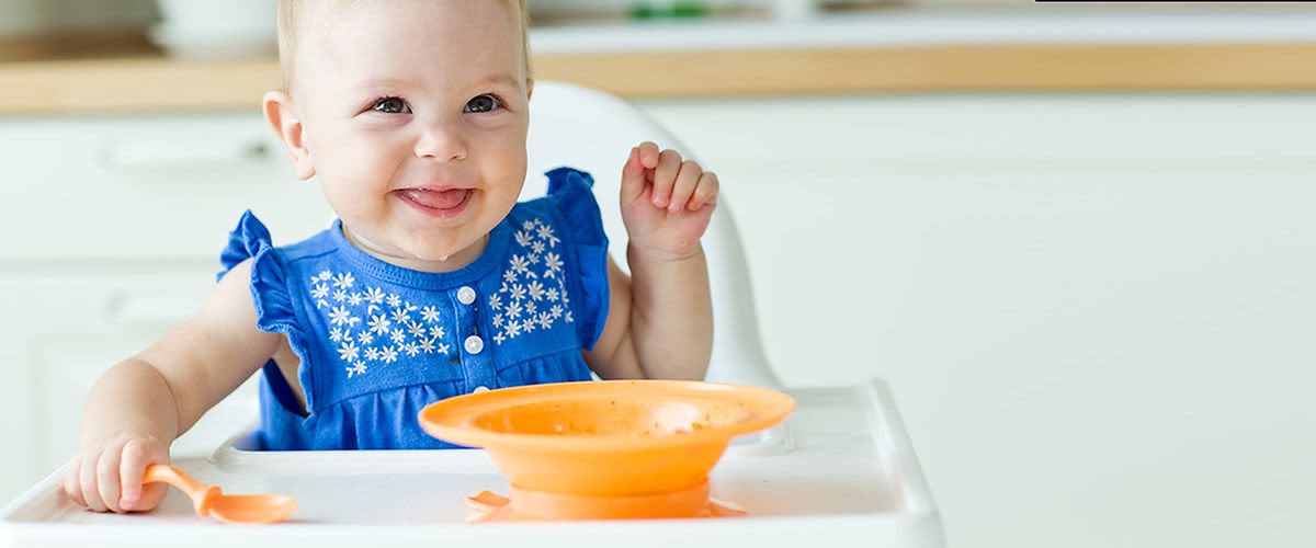 Beba uči jesti