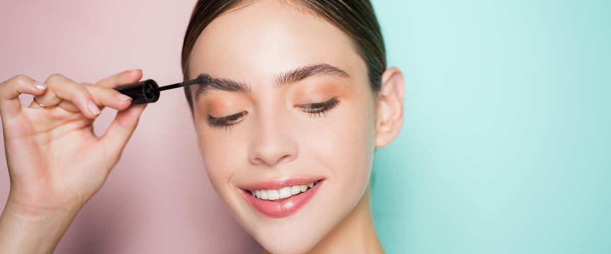 djevojka koja popravlja obrve