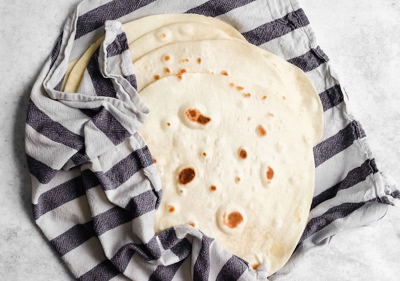 Ispecite tortilje i zamotajte u vlažnu kuhinjsku krpu