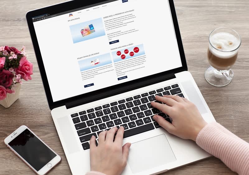 laptop na stolu s otvorenim ekranom na Portal dm active beauty