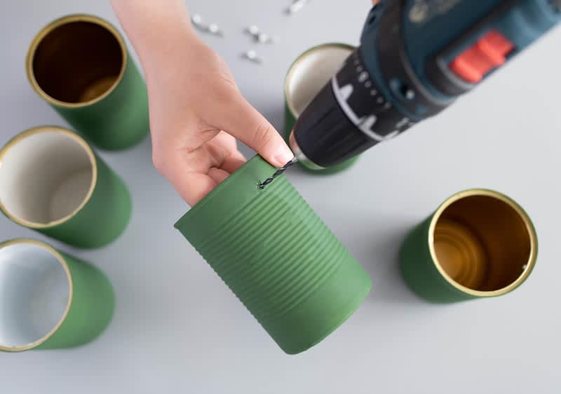 Prazne konzerve i bušilica