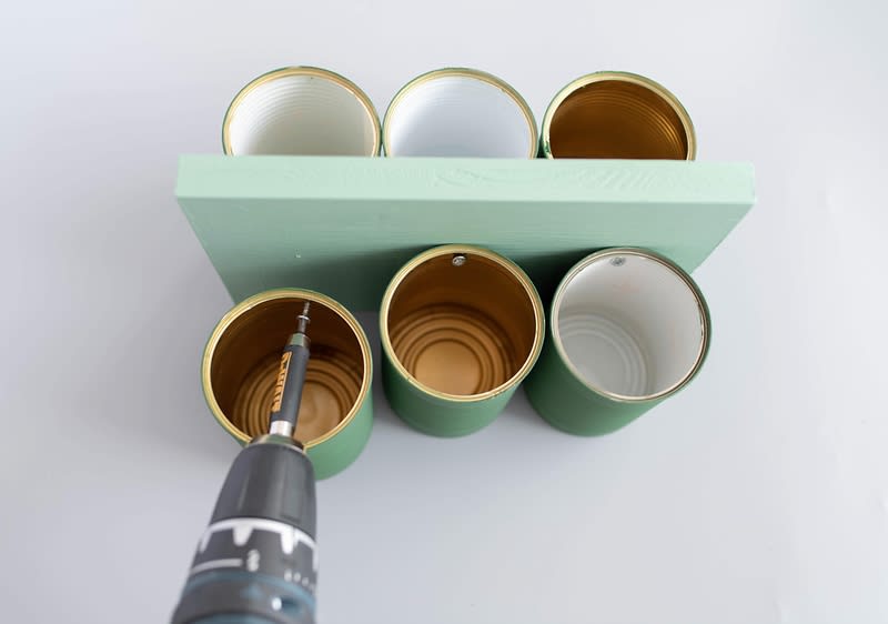 Limenke pričvršćene na dasku