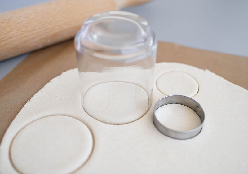 razvaljano slano tijesto i rezač za kekse