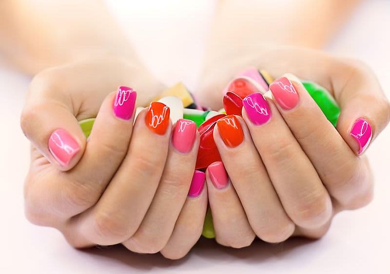 Šareno nalakirani nokti