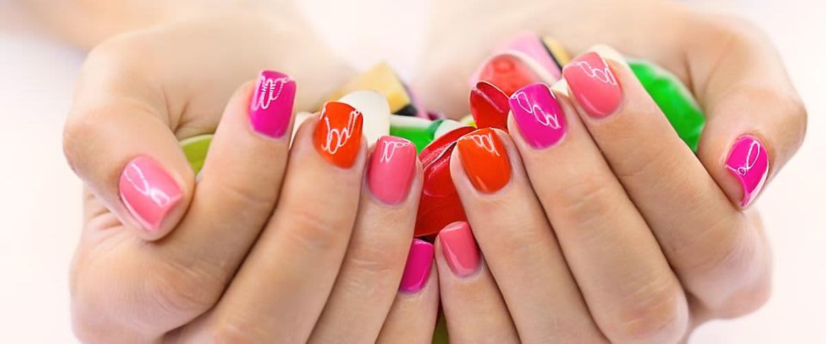 Šareno nalakirani nokti