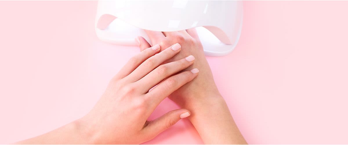 Lakiranje noktiju s UV lampom