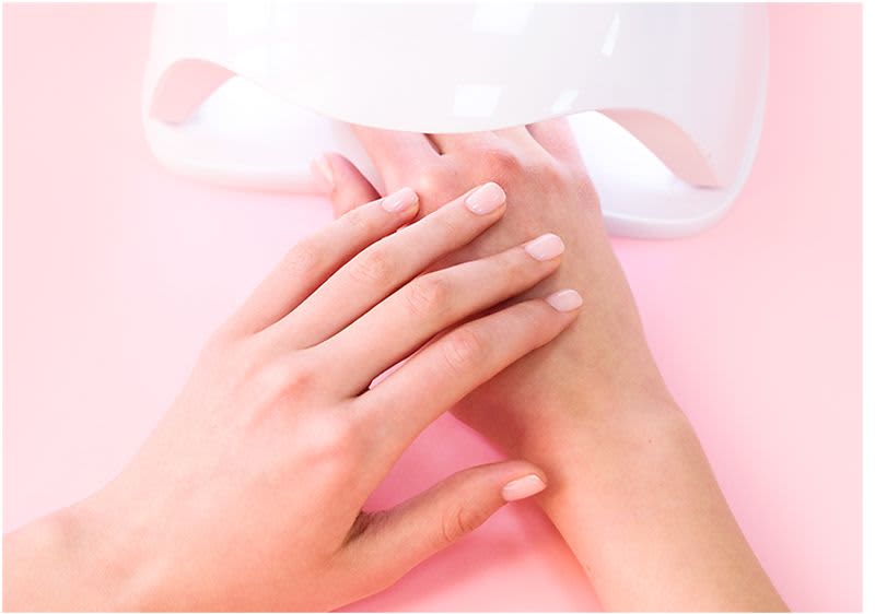 Lakiranje noktiju s UV lampom