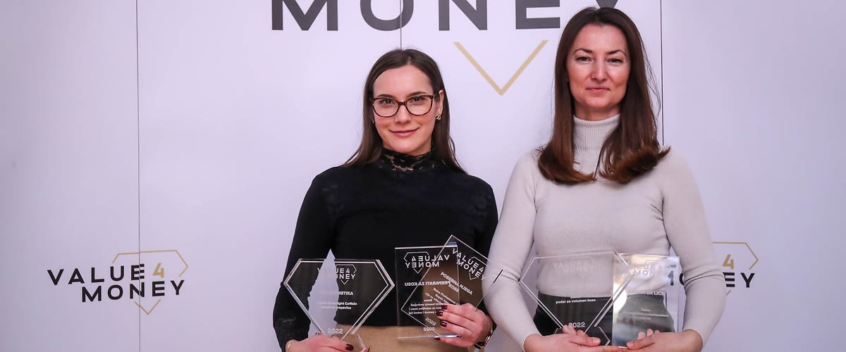 dm djelatnici primaju nagradu Value4Money