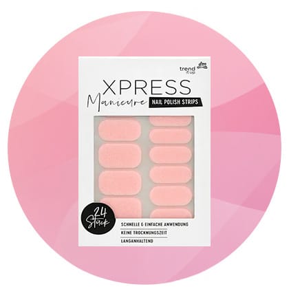 Eine Packung Doonails mit wiederverwendbaren Nagelspitzen und eine geöffnete Flasche Glow-Kissed Nails von trend IT UP vor einem rosa Hintergrund