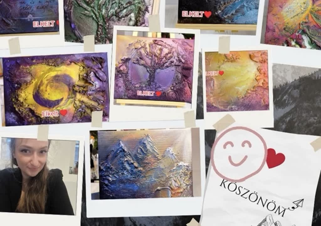 Faliképes kollázs több színes absztrakt festménnyel, hegyvonulatokkal és egy mosolygós Köszönöm felirattal