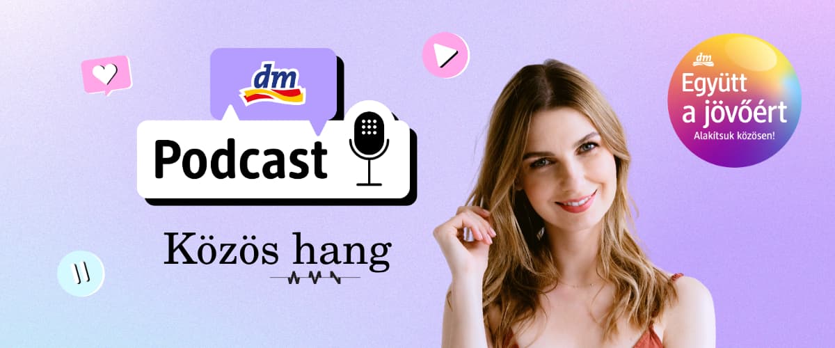 dm logóval és mikrofon-ikonnal jelzett „Podcast” feliratú címke, alatta „Közös hang” szöveg, jobb oldalon mosolygó, vállig érő barna hajú nő világos ruhában, a jobb felső sarokban színes körben „Együtt a jövőért” felirat és dm logó