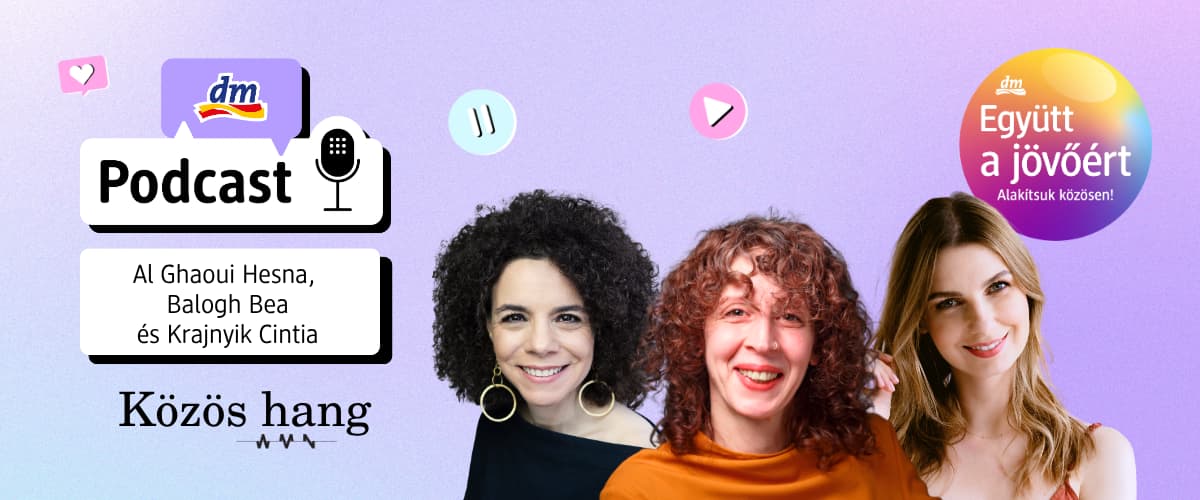 Három mosolygó nő felvétele lilás háttér előtt; balra a „Podcast” felirat mikrofon- és dm-logóval, alatta a műsorvezetők nevei: „Al Ghaoui Hesna, Balogh Bea és Krajnyik Cintia”, jobb felül kör alakú színes embléma „Együtt a jövőért” felirattal