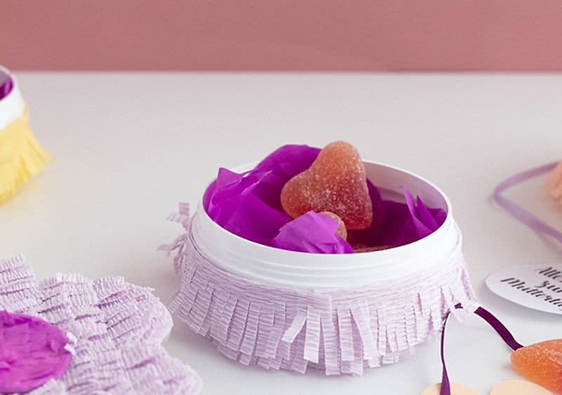 Virágos piñata ajándékdoboz